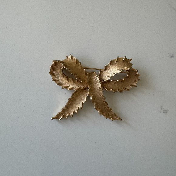 Vintage 1960s Crown Trifari Textured Gold Bow Brooch With Stitch Detail - Picture 5 of 9